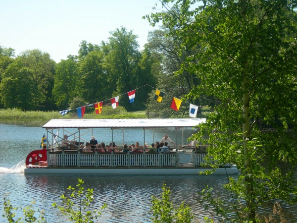 Musikbåten är på väg ut i Bysjön från tornbryggan i Tempelviken.